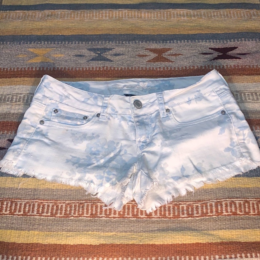 America Eagle unique white flower patter jean shorts, size 4